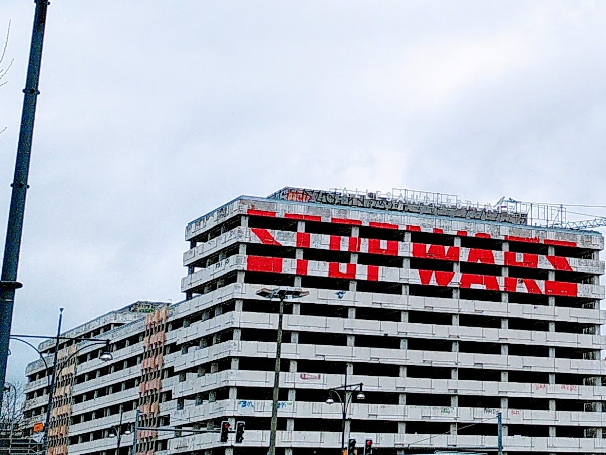 Hochhaus an dem "Stop war" gesprayt ist.